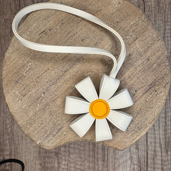 White Daisy Bag Charm Flower Purse Flair Keychain NEW FAST SHIP Flower Accessory - Picture 5 of 6